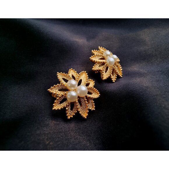Vintage TRIFARI CROWN 1960s Signed Star Shape Gold Flower Faux Pearls Clip on Ea - Picture 6 of 8